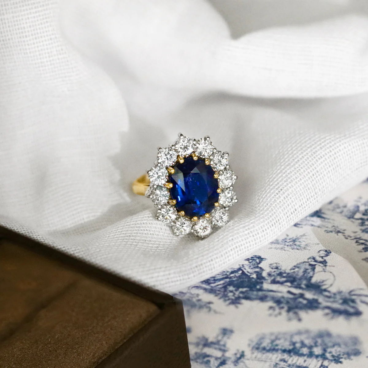 5.37ct Oval Sapphire & Diamond Cluster Ring | Pre-Loved | 18K Yellow Gold - Image 6