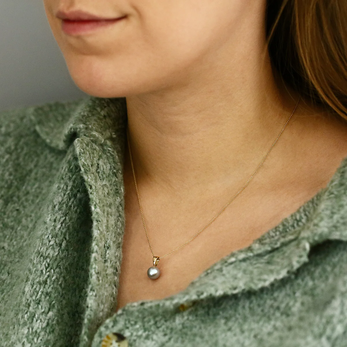 Pearlessence Collection 8-8.5mm Grey Round Cultured River Pearl 18" Pendant | 9K Yellow Gold - Image 5