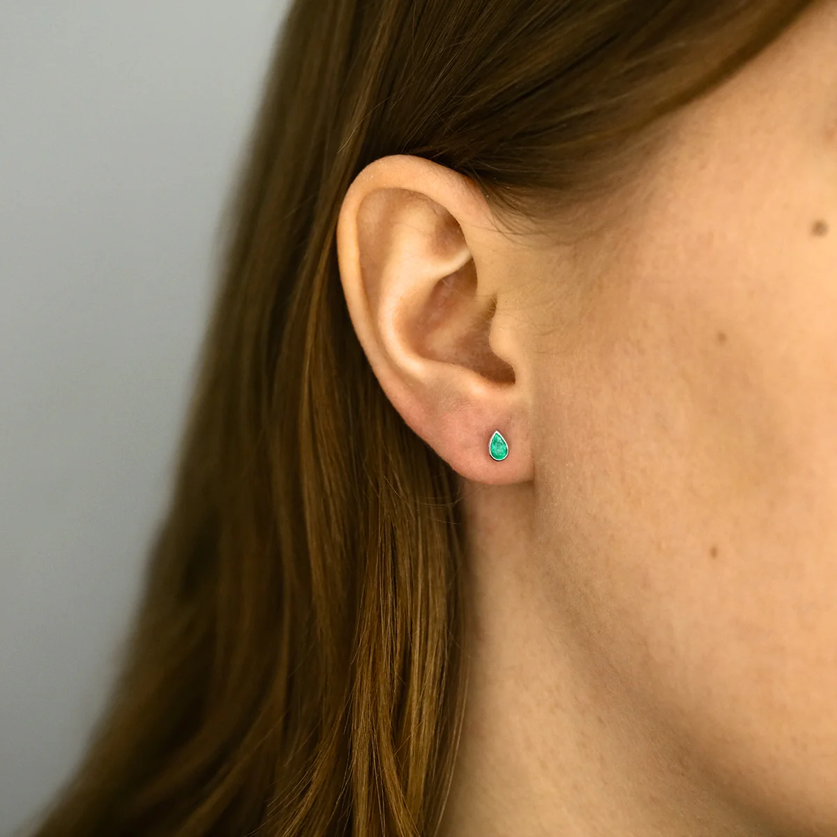 Bijou Collection 0.39ct Emerald Bezel Set Stud Earrings | 9K White Gold - Image 5