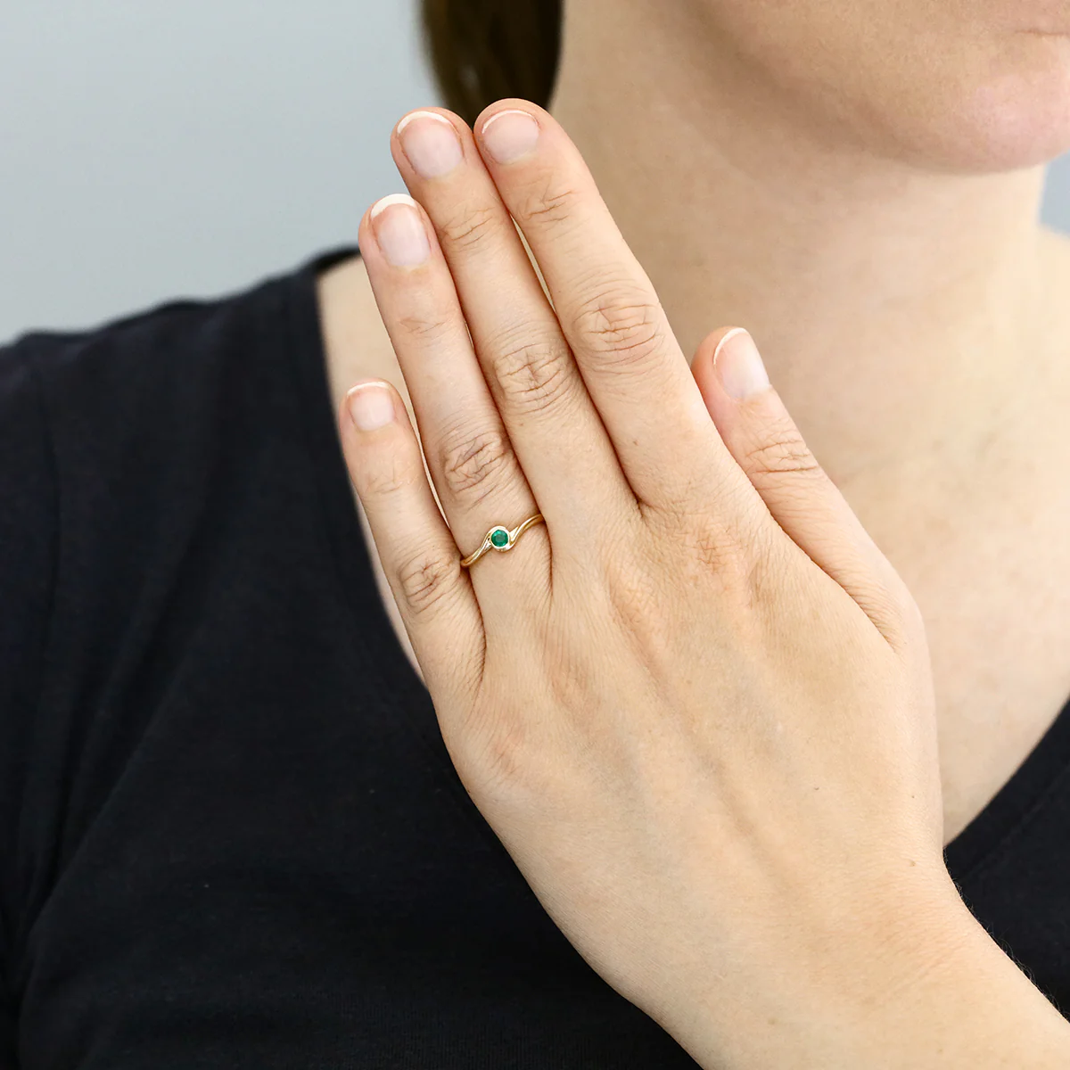 Birthstone Collection 0.16ct Emerald Rubover Bezel Set Twist Ring | 9K Yellow Gold - Image 6