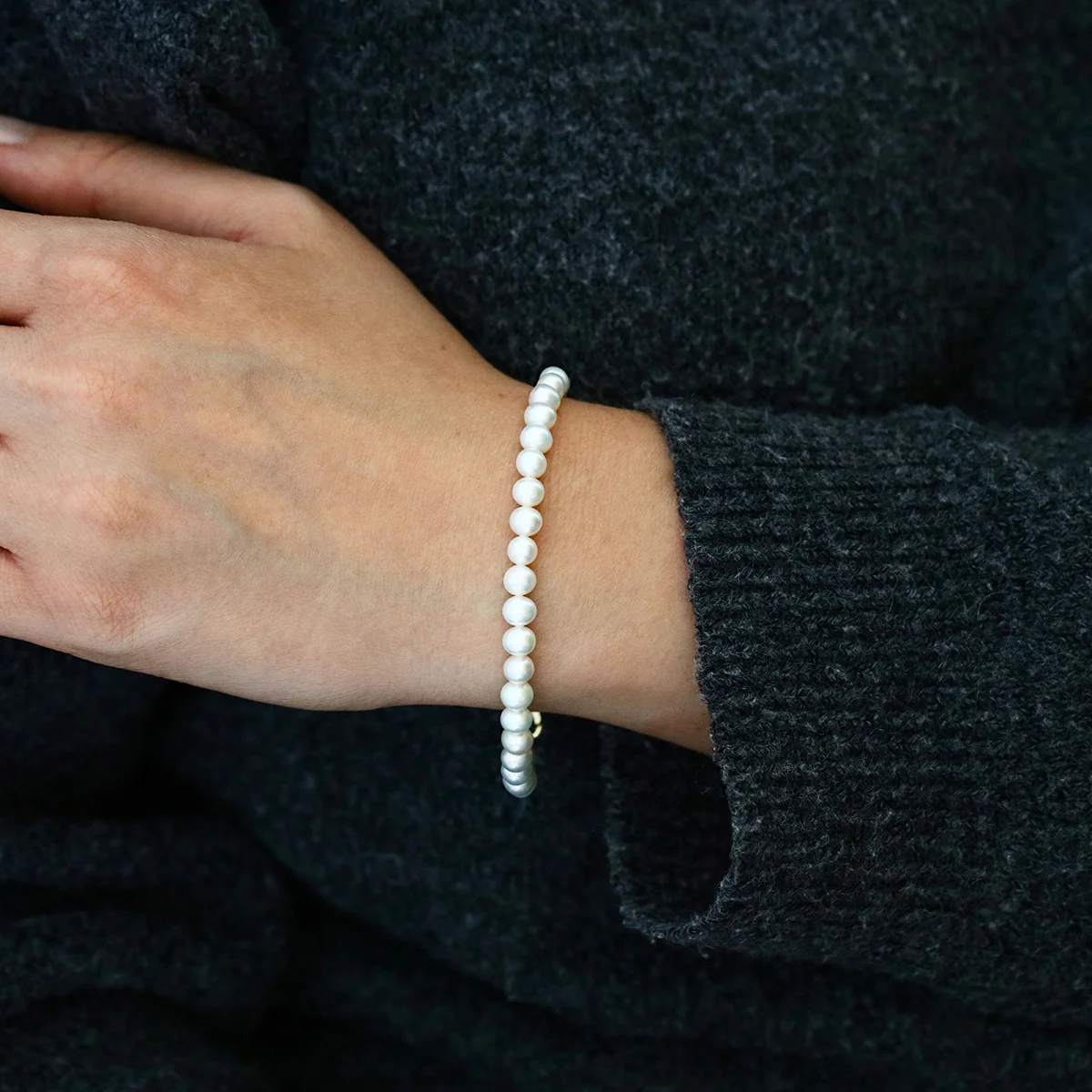 Pearlessence Collection 5 - 5.5mm White Round Cultured River Pearl Bracelet | 9K Yellow gold - Image 3