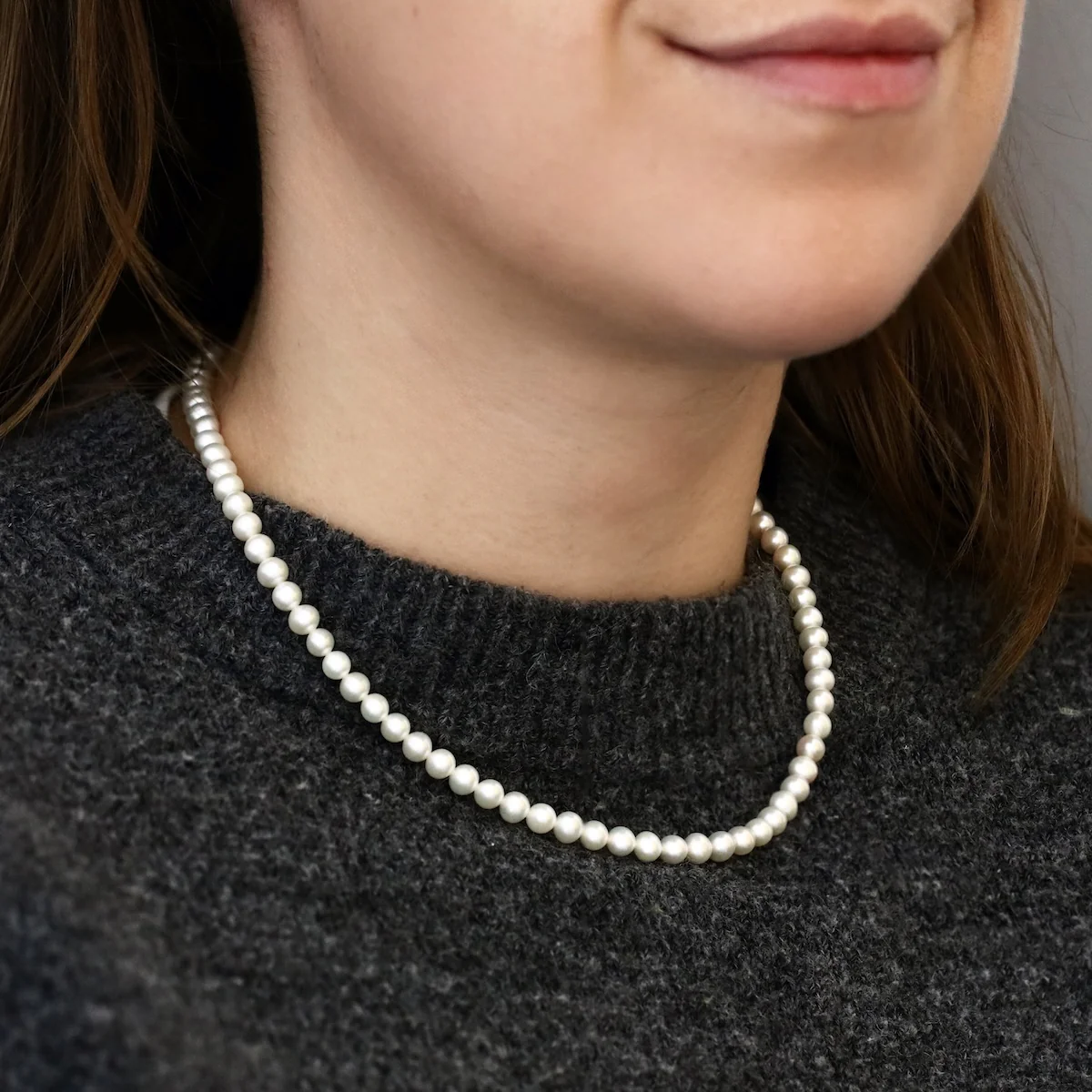 Pearlessence Collection 5-5.5mm White Round Cultured River Pearl Necklace | 9K Yellow Gold - Image 5